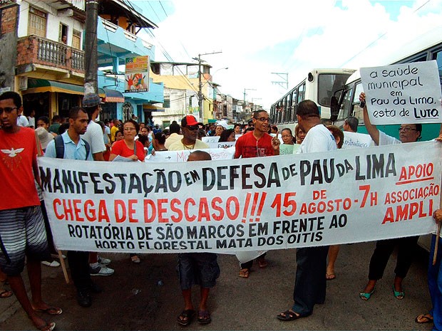 G1 Moradores fecham avenida em Pau da Lima por melhorias na região