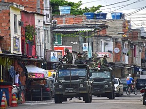 A dois dias da eleição, militares patrulham o complexo de favelas da Maré, no Rio de Janeiro, após pedido de reforço na segurança para o período eleitoral feito pelo secretário de Segurança, José Mariano Beltrame (Foto: Christophe Simon/AFP)