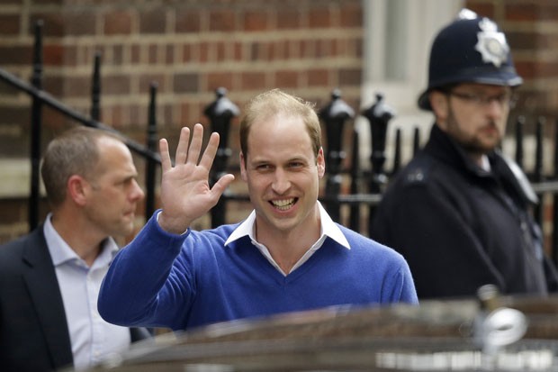 Príncipe William acena ao deixar hospital onde sua filha nasceu neste sábado (Foto: Matt Dunham/AP)
