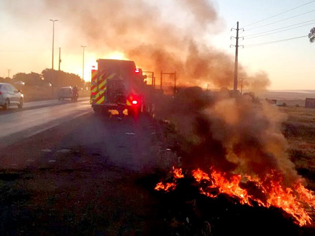 Pneus em chamas às margens da BR-070, em trecho de Ceilândia, durante protesto de familiares de paciente que precisa de leito em UTI (Foto: Polícia Rodoviária Federal/Divulgação)