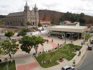 Praça Cônego Agostinho José de Resende, em Dores do Turvo, cidade com menos de 10 mil habitantes (Foto: Escola Estadual Terezinha Pereira/ Divulgação)