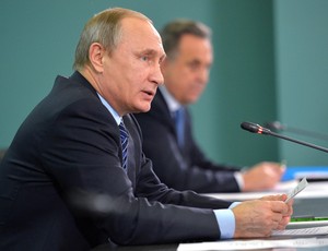 Vladimir Putin e Vitaly Mutko falam sobre o caso de doping (Foto: AP)