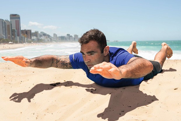 Personal trainer dos famosos ensina a manter a forma sem tirar o pé da