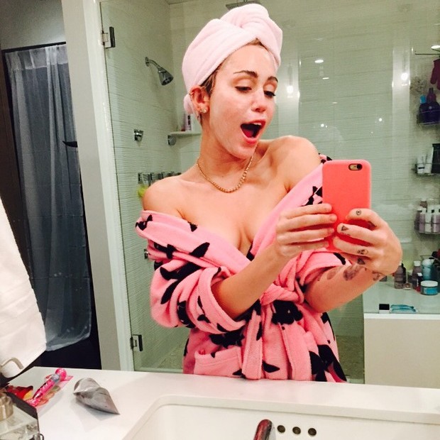 De roupão, Miley Cyrus sensualiza em selfie (Foto: Winslow Townson/ Reuters)