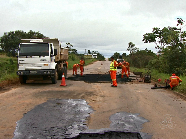 Até o momento, equipes do Dnit estão fazendo apenas reparos na BR (Foto: Reprodução/Rede Amazônica Acre)