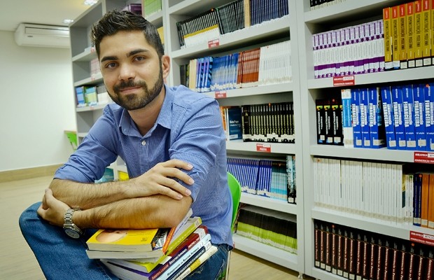 Jayme Diego Araújo tem 24 anos e faz, simultaneamente, um MBA e uma pós-graduação, em Goiânia, Goiás (Foto: Vitor Santana/G1)