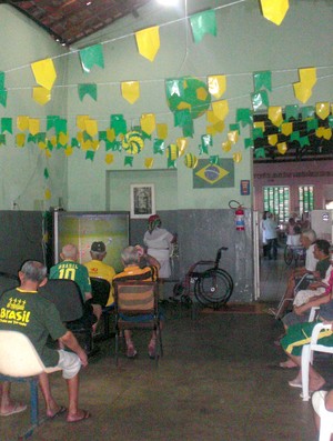 Idosos do Lar Torres de Melo, em Fortaleza, assistem ao amistoso Brasil x Panamá  (Foto: Thaís Jorge )