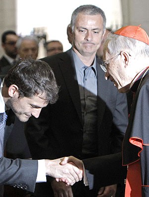 Mourinho e Casillas com cardeal de Madri durante premiação do Real Madrid (Foto: EFE) Mourinho e Casillas com cardeal de Madri durante premiação do Real Madrid (Foto: EFE)