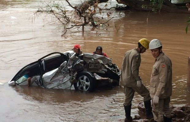 Carro cai no Rio Meia Ponte e deixa quatro mortos em Goiás (Foto: Eduardo Silva/ TV Anhanguera)