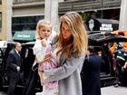 Gisele Bündchen passeia com a filha Vivian em Nova York 