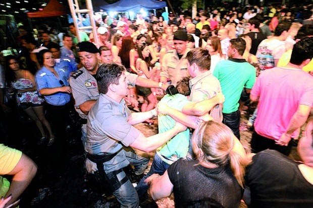 Tumulto após cancelamento de show do Pitbull em Goiânia (Foto: Wildes Barbosa/O Popular)