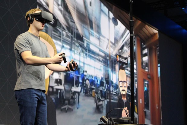Mark Zuckerberg, CEO do Facebook, usa Oculus Rift e acessórios dos óculos de realidade virtual. (Foto: Glenn Chapman / France Presse )