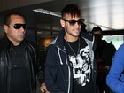 Neymar causa tumulto em aeroporto ao embarcar para Espanha