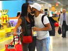 Belo e Gracyanne Barbosa se beijam em aeroporto no Rio
