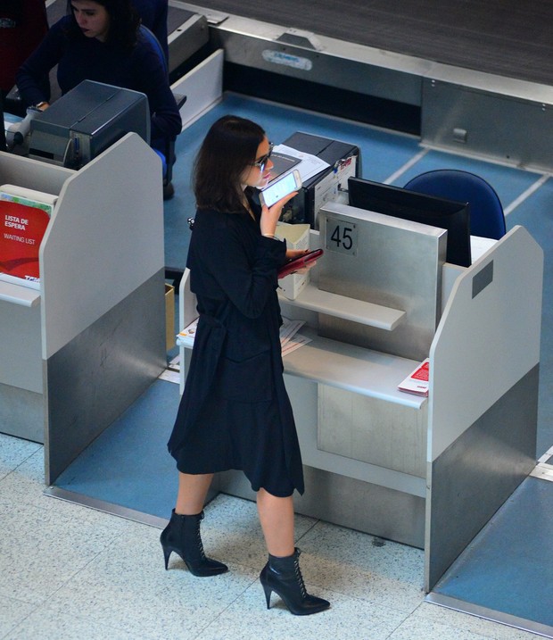 Bruna Marquezine no aeroporto (Foto: William Oda / agnews)