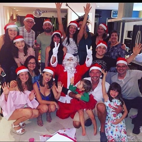 Malvino Salvador e Kyra Gracie (vestida de Papai Noel) com a família (Foto: Reprodução/Instagram)