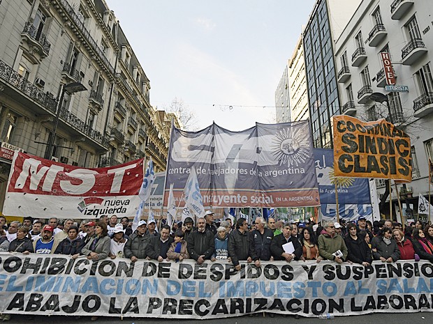 Manifestantes durante marcha realizada nesta quarta-feira (27). Grupo deixou a Praça de Maio rumo ao congresso do país (Foto: JUAN MABROMATA/AFP)