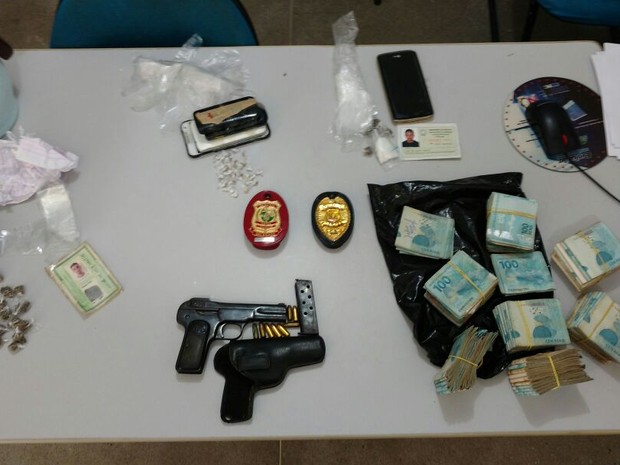 Operação apreendeu armas, drogas e R$ 70 mil em dinheiro não declarado (Foto: SSPDS/Divulgação) Operação apreendeu armas, drogas e R$ 70 mil em dinheiro não declarado (Foto: SSPDS/Divulgação)