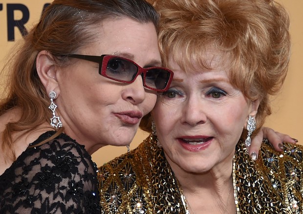 Debbie Reynolds com Carrie Fisher (Foto: Ethan Miller / GETTY IMAGES NORTH AMERICA / AFP) Debbie Reynolds com Carrie Fisher (Foto: Ethan Miller / GETTY IMAGES NORTH AMERICA / AFP)