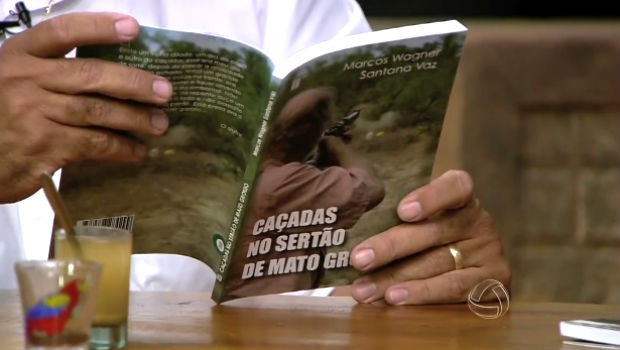 Livro canto das artes (Foto: tvca)