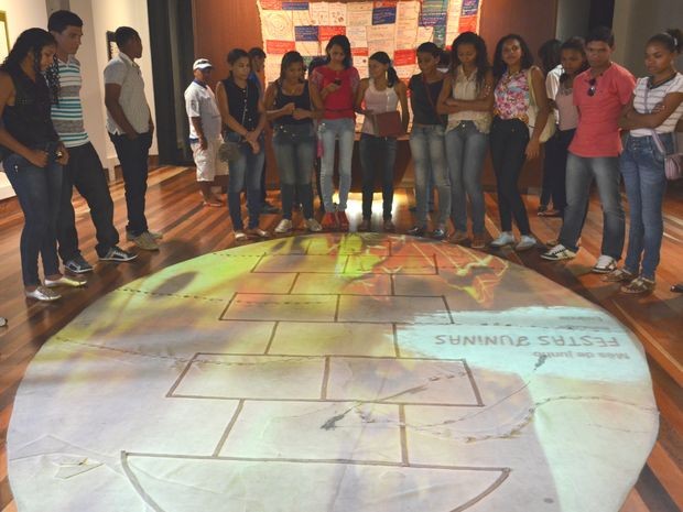 Estudantes de comunidade quilombola visitam o Museu da Gente Sergipana (Foto: Marina Fontenele/G1)