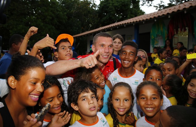 Podolski crianças escola Santo André (Foto: Getty Images)