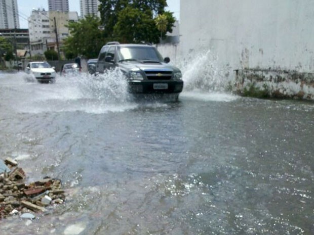 Vazamento dificulta passagem dos carros no Recife (Foto: Kety Marinho / TV Globo)