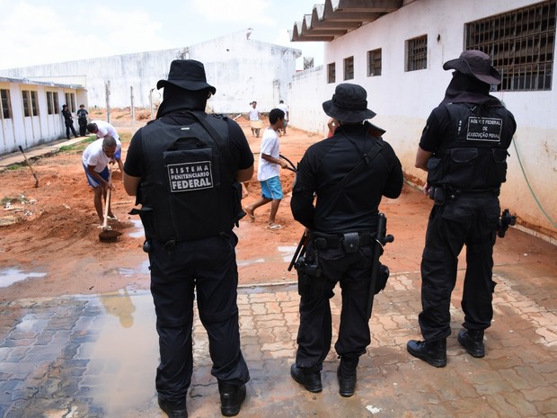 Agentes penitenciário fiscalizam trabalho dos detentos em Alcaçuz (Foto: Divulgação / Sejuc)