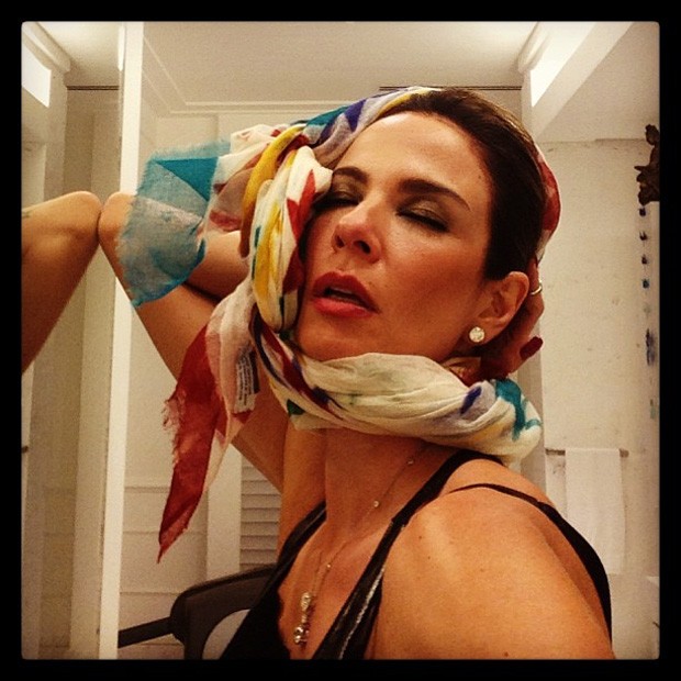 Luciana <b>Gimenez fez</b> carão para diversas fotos com uma encharpe colorida, <b>...</b> - lu