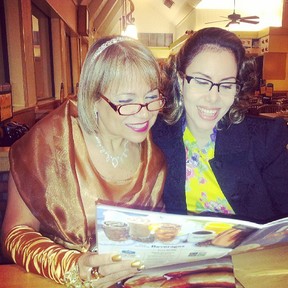 Sarah Sheeva com amiga em restaurante após culto em Orlando, nos Estados Unidos (Foto: Instagram/ Reprodução)