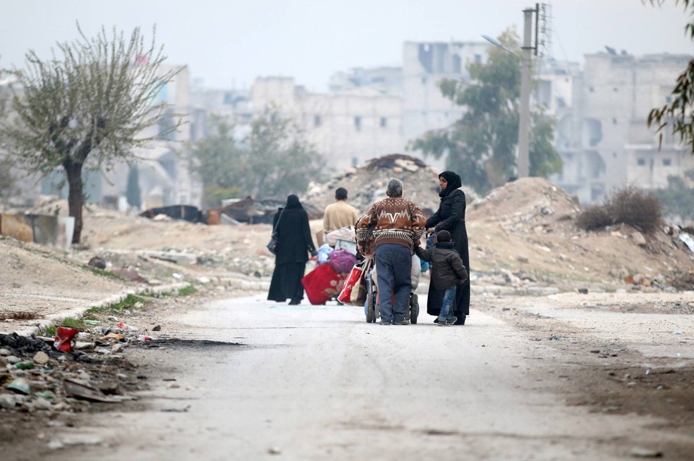 Ao menos 80 mil pessoas fugiram do leste de Aleppo desde o início, em 15 de novembro, da ofensiva do regime sírio (Foto: Abdalrhman Ismail/Reuters)
