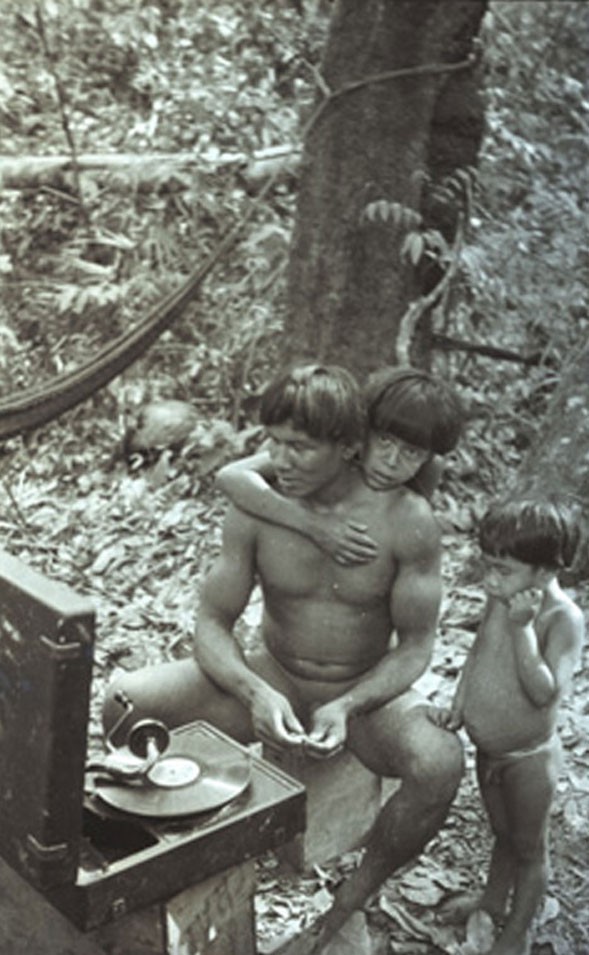 Índios Kamayurá escutando vitrola (Foto: Divulgação/Museu do Índio)