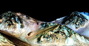 Linhas que aparecem e somem em montanhas marcianas são formadas por água salgada escorrendo, indica novo estudo (Foto: Nasa/JPL/Universidade do Arizona) Linhas que aparecem e somem em montanhas marcianas são formadas por água salgada escorrendo, indica novo estudo (Foto: Nasa/JPL/Universidade do Arizona)