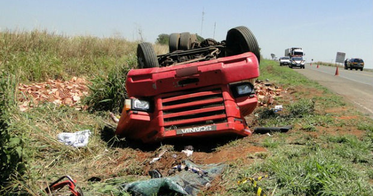 G1 Caminhão carregado de tijolos tomba e motorista morre em rodovia