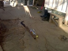 Possivelmente uma foice foi usada para matar João Teixeira (Foto: Polícia Militar de Mojuí dos Campos/Divulgação) Possivelmente uma foice foi usada para matar João Teixeira (Foto: Polícia Militar de Mojuí dos Campos/Divulgação)