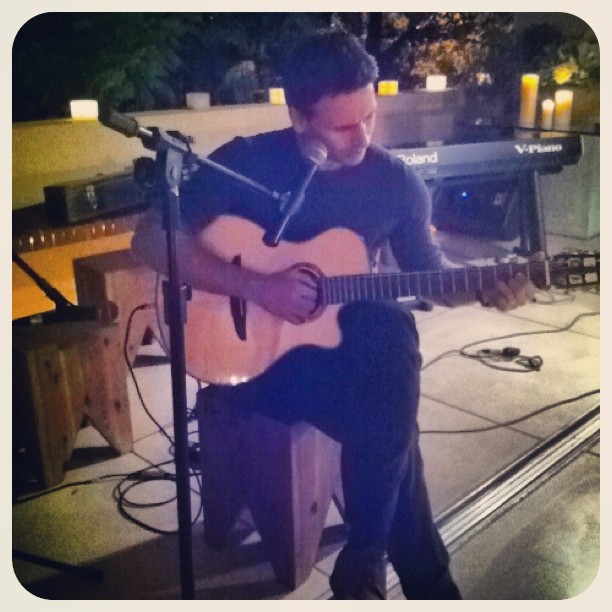 Murilo Rosa toca violão (Foto: Instagram/ Reprodução)