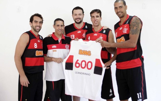 Equipe de basquete do Flamengo mostra camiseta comemorativa dos 600 jogos de Leandrinho na NBA (Foto: Divulgação)