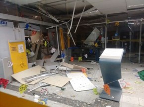Parte a agência bancária de Iguaraci ficou destruída após a ação dos criminosos (Foto: Divulgação)