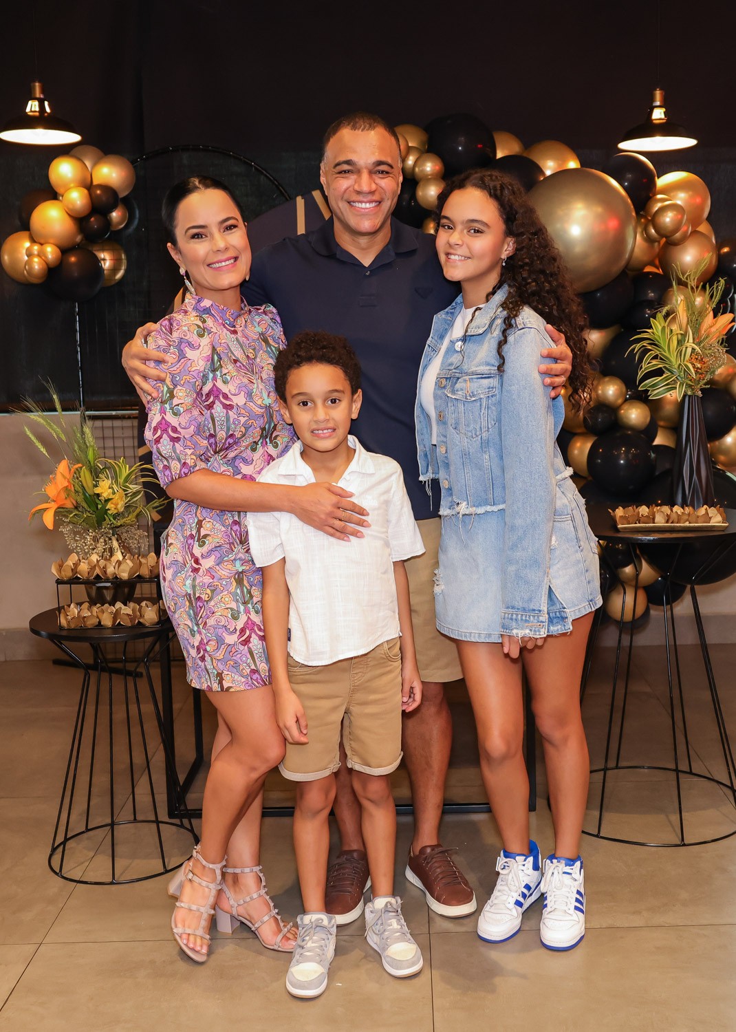 Luciele Camargo e Deníilson com os filhos, Maria Eduarda e Davi (Foto: Manuela Scarpa/Brazil News)