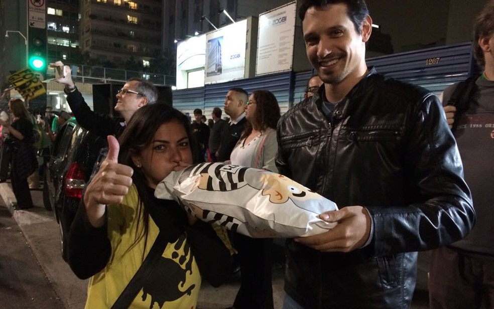 Manifestante enche  'pixuleco' em ato contra Lula na Paulista (Foto: Vivian Reis/G1)
