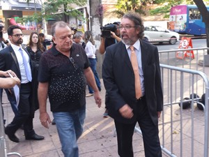 Norberto Mânica e o advogado Antônio Carlos de Almeida - o Kakay - chegam ao júri (Foto: Pedro Ângelo/G1)