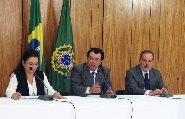 Ministro Eduardo Braga (no centro) em entrevista sobre aumento do etanol na gasolina (Foto: Filipe Matoso/G1)