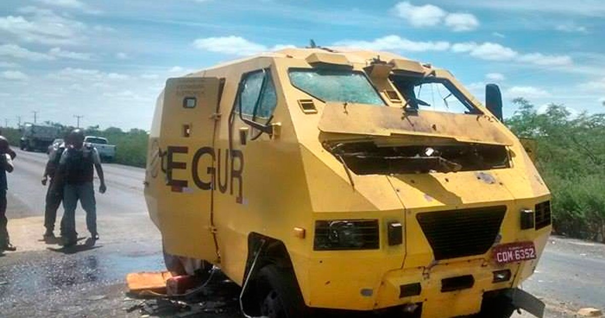 G Grupo Armado Fuzis Explode Carro Forte E Leva Malotes Na Bahia