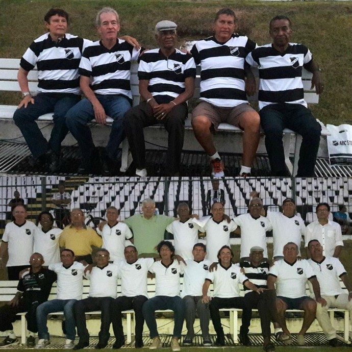 ABC - ex-jogadores lançamento linha retrô de uniformes (Foto: Assessoria de Comunicação/ABC FC)