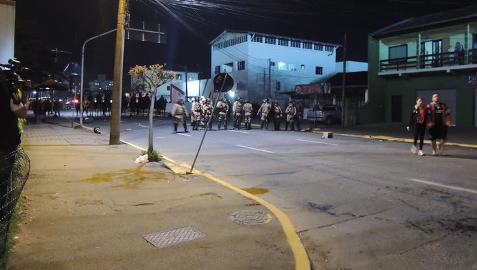 Briga entre torcedores de JEC e Timão e PM deixa pelo menos dois feridos