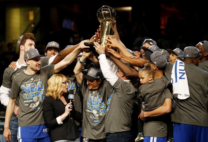 Golden State Warriors campeão NBA 2015 troféu (Foto: Getty Images)