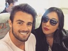 Rafael Licks e Talita Araújo madrugam para viajar e fazem selfie