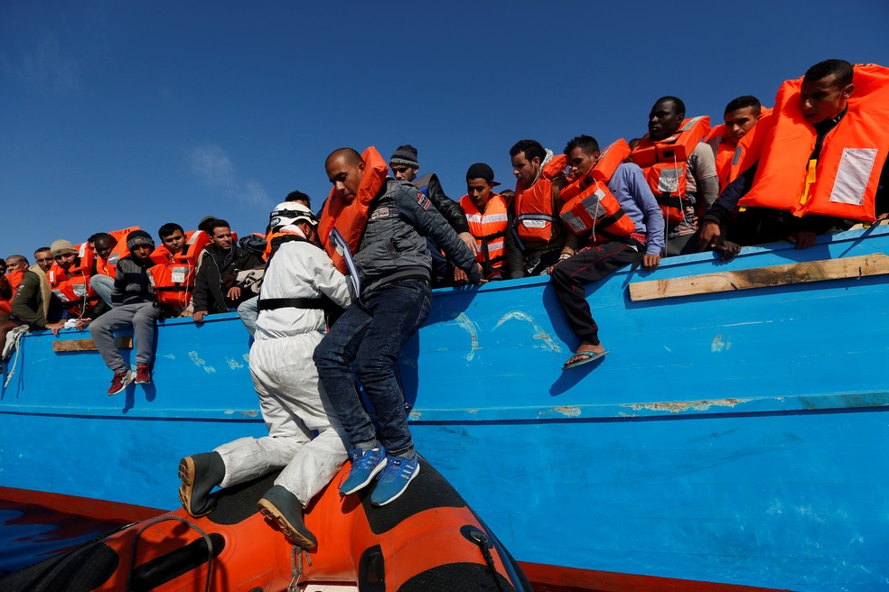 Migrante é resgatado de barco de madeira perto da costa da Líbia em imagem de arquivo (Foto: REUTERS/Darrin Zammit Lupi)