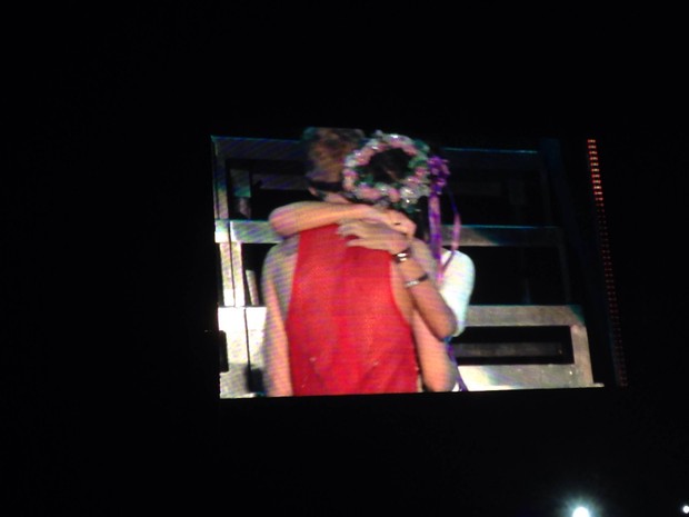 Fã sortuda sobe ao palco no show de Justin Bieber (Foto: Tatiana Regadas/EGO)