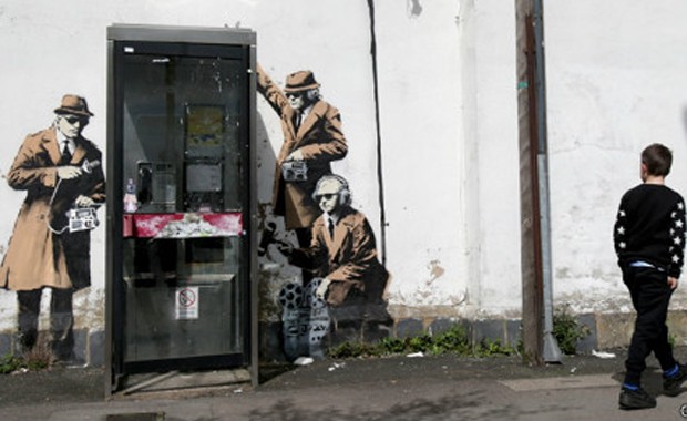 Grafite misterioso já atraiu centenas de visitantes à cidade de Cheltenham (Foto: BBC/Getty)